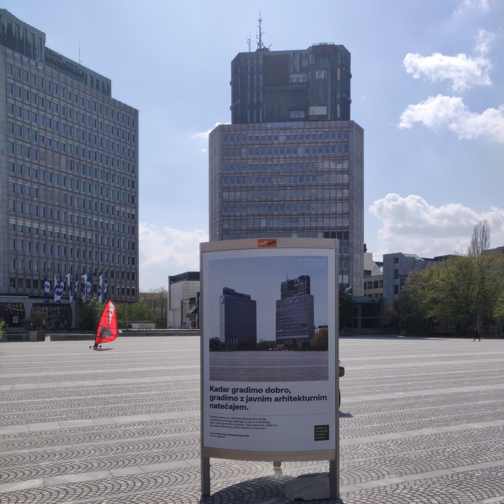 ZAPS S PLAKATNO AKCIJO PROTESTIRA PROTI UKINITVI ARHITEKTURNIH NATEČAJEV
